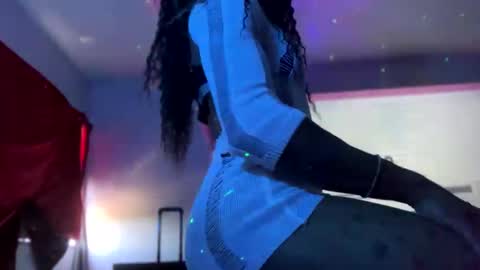 Snapshot of yelladaniella chatting on 10-05-25, 02:59 Ella Ts online show from 10-05-25, 02:59