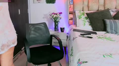 yellow_lily online show from 05-15-26, 12:45