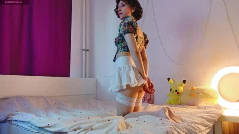 Snapshot of yellow_songbird chatting on 05-02-26, 04:23 Liya online show from 05-02-26, 04:23