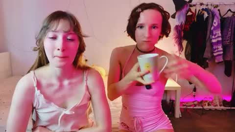 Snapshot of yellow_songbird chatting on 05-07-26, 05:18 Liya online show from 05-07-26, 05:18