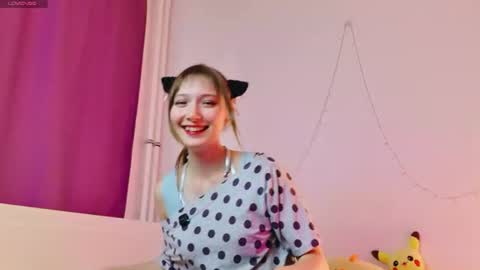 Snapshot of yellow_songbird chatting on 06-15-26, 03:25 Liya online show from 06-15-26, 03:25