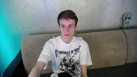 Snapshot of yes_cute_boy_ chatting on 03-18-26, 12:19 Eden online show from 03-18-26, 12:19