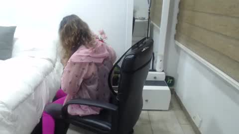 Snapshot of yessilatin chatting on 12-17-24, 12:12 jessy online show from 12-17-24, 12:12