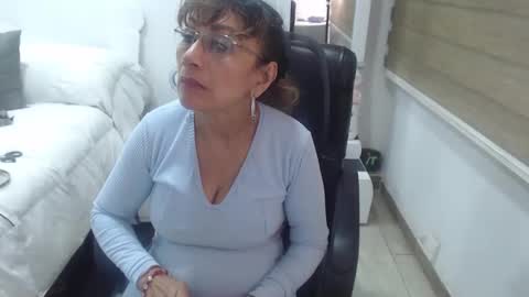 Snapshot of yessilatin chatting on 12-18-24, 11:40 jessy online show from 12-18-24, 11:40