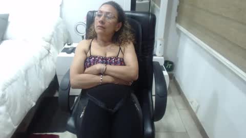 Snapshot of yessilatin chatting on 12-24-24, 02:21 jessy online show from 12-24-24, 02:21
