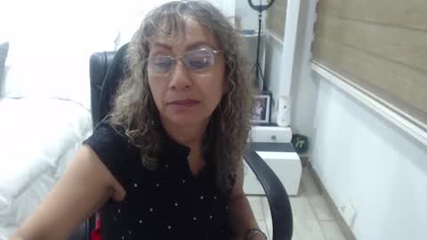 Snapshot of yessilatin chatting on 12-29-24, 01:24 jessy online show from 12-29-24, 01:24