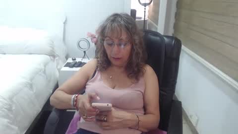 Snapshot of yessilatin chatting on 12-30-24, 01:04 jessy online show from 12-30-24, 01:04