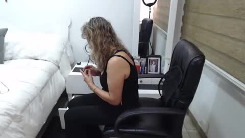 Snapshot of yessilatin chatting on 02-09-25, 01:00 jessy online show from 02-09-25, 01:00