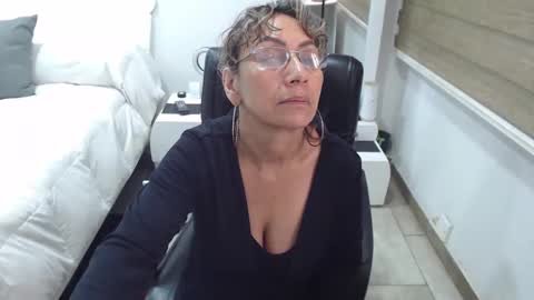 Snapshot of yessilatin chatting on 03-08-25, 12:11 jessy online show from 03-08-25, 12:11