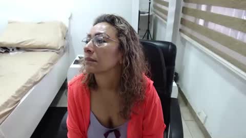 Snapshot of yessilatin chatting on 03-09-25, 11:47 jessy online show from 03-09-25, 11:47