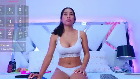 Snapshot of yesyhills chatting on 02-27-25, 07:04 Yesy online show from 02-27-25, 07:04