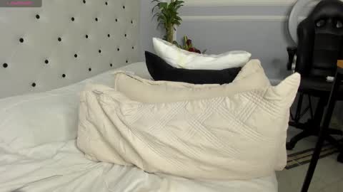 roxie reyes  online show from 02-23-25, 06:49