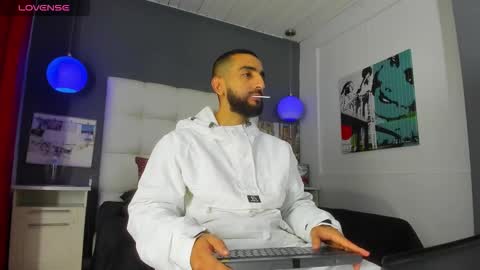 Yiyo online show from 11-19-25, 03:28