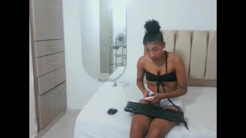 Snapshot of yizz_laan chatting on 02-20-26, 10:54 yizz_laan online show from 02-20-26, 10:54
