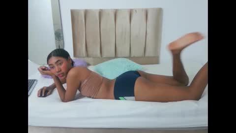 Snapshot of yizz_laan chatting on 02-24-26, 12:19 yizz_laan online show from 02-24-26, 12:19