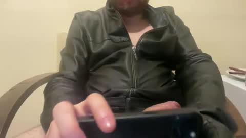 Snapshot of ynholeather chatting on 11-06-25, 01:17 Leather online show from 11-06-25, 01:17