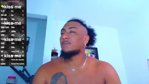 Snapshot of yosoy_enzo2020 chatting on 11-22-25, 02:10 Enzo online show from 11-22-25, 02:10