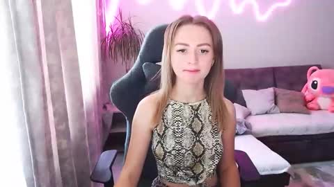 Snapshot of youdreamm chatting on 05-25-26, 07:36 Bella online show from 05-25-26, 07:36