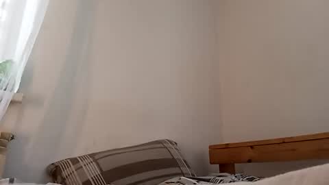 Snapshot of younh23wood chatting on 06-17-26, 05:32 younh23wood online show from 06-17-26, 05:32