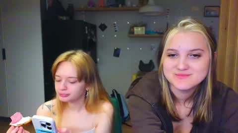 Snapshot of younona chatting on 04-27-26, 06:06 Anna and Luna online show from 04-27-26, 06:06