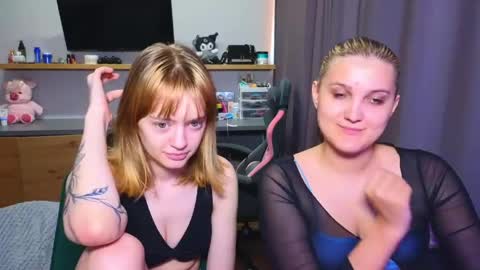 Snapshot of younona chatting on 06-07-26, 06:00 Anna and Luna online show from 06-07-26, 06:00