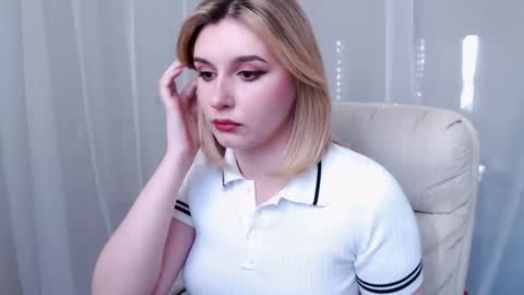 Snapshot of your_freya chatting on 03-09-25, 12:09 Freya online show from 03-09-25, 12:09