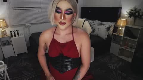 Snapshot of yourlivingonurdream chatting on 01-06-25, 11:18 -- online show from 01-06-25, 11:18