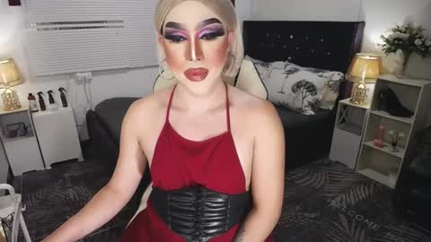 Snapshot of yourlivingonurdream chatting on 01-11-25, 11:02 -- online show from 01-11-25, 11:02