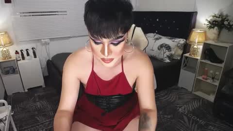 Snapshot of yourlivingonurdream chatting on 01-11-25, 05:07 -- online show from 01-11-25, 05:07