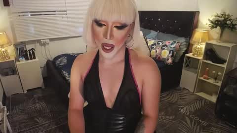 Snapshot of yourlivingonurdream chatting on 02-14-25, 08:42 -- online show from 02-14-25, 08:42