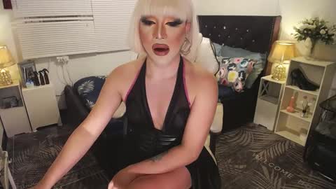 Snapshot of yourlivingonurdream chatting on 02-14-25, 11:42 -- online show from 02-14-25, 11:42