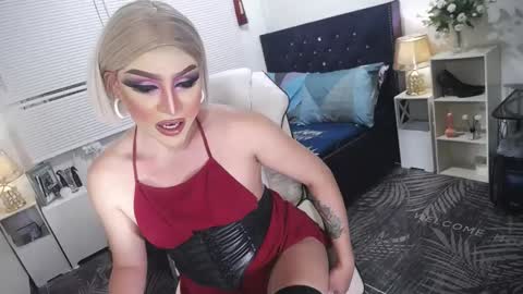 Snapshot of yourlivingonurdream chatting on 02-19-25, 02:01 -- online show from 02-19-25, 02:01