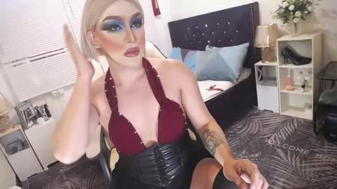 Snapshot of yourlivingonurdream chatting on 02-24-25, 07:44 -- online show from 02-24-25, 07:44