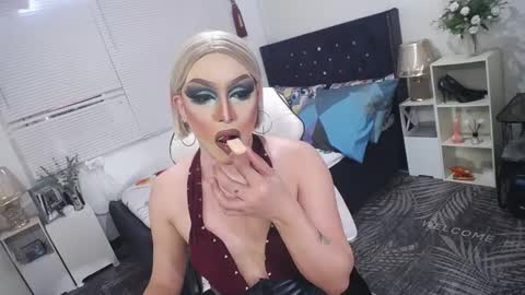 Snapshot of yourlivingonurdream chatting on 03-10-25, 08:48 -- online show from 03-10-25, 08:48