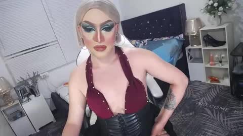 Snapshot of yourlivingonurdream chatting on 03-10-25, 11:53 -- online show from 03-10-25, 11:53