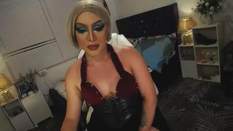 Snapshot of yourlivingonurdream chatting on 03-10-25, 03:20 -- online show from 03-10-25, 03:20