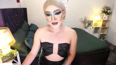 Snapshot of yourlivingonurdream chatting on 09-18-25, 02:19 -- online show from 09-18-25, 02:19