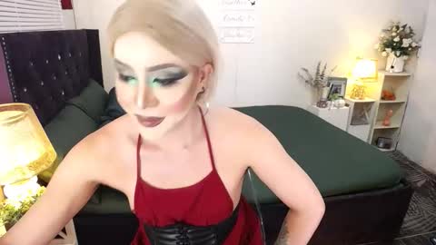 Snapshot of yourlivingonurdream chatting on 09-20-25, 08:15 -- online show from 09-20-25, 08:15