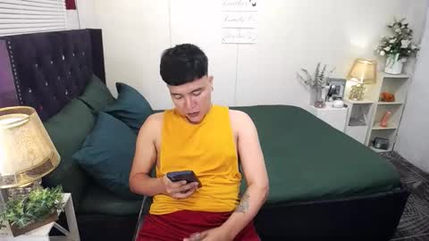 Snapshot of yourlivingonurdream chatting on 09-30-25, 12:59 -- online show from 09-30-25, 12:59