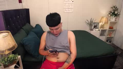 Snapshot of yourlivingonurdream chatting on 09-30-25, 06:57 -- online show from 09-30-25, 06:57