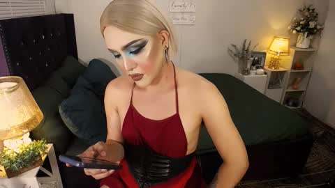 Snapshot of yourlivingonurdream chatting on 10-03-25, 10:18 -- online show from 10-03-25, 10:18