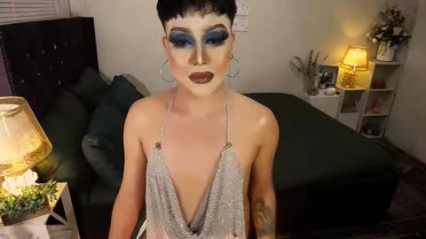 Snapshot of yourlivingonurdream chatting on 10-05-25, 02:10 -- online show from 10-05-25, 02:10