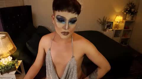 Snapshot of yourlivingonurdream chatting on 10-09-25, 08:12 -- online show from 10-09-25, 08:12