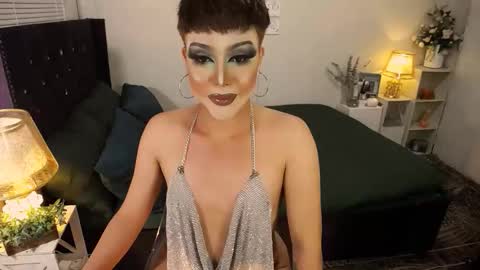 Snapshot of yourlivingonurdream chatting on 10-13-25, 07:52 -- online show from 10-13-25, 07:52