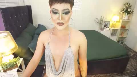 Snapshot of yourlivingonurdream chatting on 10-14-25, 06:36 -- online show from 10-14-25, 06:36