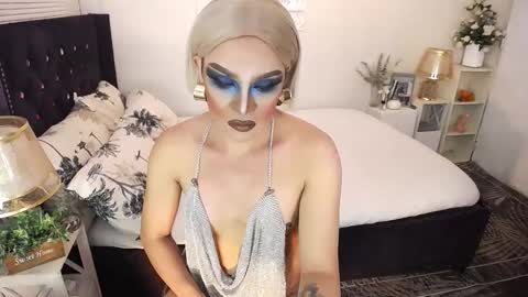 Snapshot of yourlivingonurdream chatting on 11-11-25, 04:12 -- online show from 11-11-25, 04:12