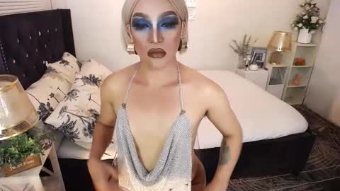 Snapshot of yourlivingonurdream chatting on 11-11-25, 04:40 -- online show from 11-11-25, 04:40