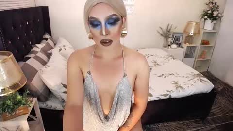 Snapshot of yourlivingonurdream chatting on 11-15-25, 03:15 -- online show from 11-15-25, 03:15