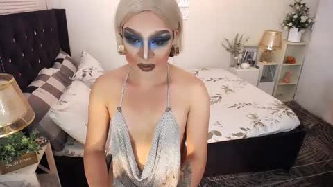 Snapshot of yourlivingonurdream chatting on 11-17-25, 02:28 -- online show from 11-17-25, 02:28