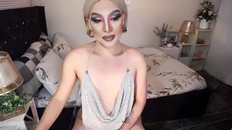 Snapshot of yourlivingonurdream chatting on 11-19-25, 10:15 -- online show from 11-19-25, 10:15